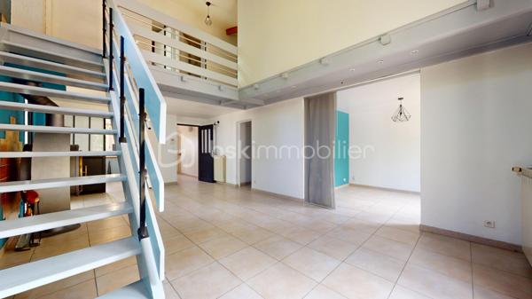 Proposée en exclusivité par Stéphanie Crozier – BSK Immobilier et en VENTE INTERACTIVE – Prix de départ : 305 000 € FAI

Cette maison revient sur le marché à la suite de refus de financement des précédents acquéreurs. Une nouvelle opportunité de découvrir cette charmante maison familiale d'environ 125 m², idéalement située à Escalquens, à seulement 15 km de Toulouse. Nichée en fond d'impasse, elle offre un cadre de vie calme et résidentiel, particulièrement agréable pour une famille.

Édifiée sur une parcelle paysagée d'environ 300 m², parfaitement entretenue et facile à vivre, cette maison séduit par sa luminosité, sa fonctionnalité et ses multiples possibilités d'aménagement.
Au rez-de-chaussée, l'entrée, avec accès direct au garage, mène vers une vaste pièce de vie traversante, baignée de lumière et bénéficiant d'une belle hauteur sous plafond. La cuisine entièrement équipée s'ouvre sur un salon convivial et une salle à manger chaleureuse. Vous trouverez également un WC indépendant, un espace buanderie ainsi qu'une suite parentale avec salle d'eau et WC privatifs, idéale pour accueillir un adolescent, des amis ou de la famille tout en préservant l'intimité de chacun.

À l'étage, l'espace nuit se compose de trois chambres confortables, d'un grand dressing, d'une salle de bains et d'un WC indépendant.
Côté confort, la maison est équipée d'une chaudière gaz récente et d'un poêle à bois. La toiture et son isolation ont également été refaites récemment, contribuant au confort thermique de la maison.

À l'extérieur, le jardin paysager sans vis-à-vis, nécessitant peu d'entretien, invite à la détente. La terrasse en bois orientée ouest et son store banne prolongent agréablement l'espace de vie aux beaux jours. Toutes les commodités sont à proximité : lignes Tisséo 79 et 80, gare TER permettant de rejoindre Toulouse en une quinzaine de minutes, crèches, écoles maternelles et primaires, collège, lycées et commerces du quotidien.

Visite virtuelle et plans disponibles sur demande.

VENTE INTERACTIVE : COMMENT PARTICIPER ?
Prix de départ : 305 000 € FAI
Palier : 5 000 €
Vente interactive en ligne : le samedi 3 octobre 2026  à partir 14h30

Le principe est simple : après une visite obligatoire du bien et la validation de votre capacité de financement, vous pourrez être inscrit à la vente interactive et déposer votre intention d'achat en ligne le jour de la vente.
Le prix de 305 000 € FAI est le prix de départ de la vente interactive et non un prix de vente ferme.
Les propositions formulées en ligne constituent des intentions d'achat. Le vendeur reste libre de sélectionner l'offre à laquelle il souhaite donner suite.

Pour visiter et participer à la vente interactive, contactez Stéphanie Crozier – BSK Immobilier, conseillère immobilier spécialiste du secteur, disponible 7j/7.
Collaboration inter-agences acceptée dans le respect des règles de partage.