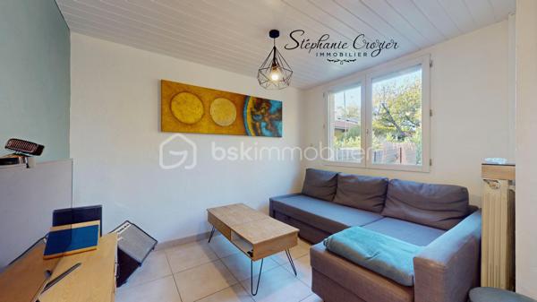 Proposée en exclusivité par Stéphanie Crozier – BSK Immobilier et en VENTE INTERACTIVE – Prix de départ : 305 000 € FAI

Cette maison revient sur le marché à la suite de refus de financement des précédents acquéreurs. Une nouvelle opportunité de découvrir cette charmante maison familiale d'environ 125 m², idéalement située à Escalquens, à seulement 15 km de Toulouse. Nichée en fond d'impasse, elle offre un cadre de vie calme et résidentiel, particulièrement agréable pour une famille.

Édifiée sur une parcelle paysagée d'environ 300 m², parfaitement entretenue et facile à vivre, cette maison séduit par sa luminosité, sa fonctionnalité et ses multiples possibilités d'aménagement.
Au rez-de-chaussée, l'entrée, avec accès direct au garage, mène vers une vaste pièce de vie traversante, baignée de lumière et bénéficiant d'une belle hauteur sous plafond. La cuisine entièrement équipée s'ouvre sur un salon convivial et une salle à manger chaleureuse. Vous trouverez également un WC indépendant, un espace buanderie ainsi qu'une suite parentale avec salle d'eau et WC privatifs, idéale pour accueillir un adolescent, des amis ou de la famille tout en préservant l'intimité de chacun.

À l'étage, l'espace nuit se compose de trois chambres confortables, d'un grand dressing, d'une salle de bains et d'un WC indépendant.
Côté confort, la maison est équipée d'une chaudière gaz récente et d'un poêle à bois. La toiture et son isolation ont également été refaites récemment, contribuant au confort thermique de la maison.

À l'extérieur, le jardin paysager sans vis-à-vis, nécessitant peu d'entretien, invite à la détente. La terrasse en bois orientée ouest et son store banne prolongent agréablement l'espace de vie aux beaux jours. Toutes les commodités sont à proximité : lignes Tisséo 79 et 80, gare TER permettant de rejoindre Toulouse en une quinzaine de minutes, crèches, écoles maternelles et primaires, collège, lycées et commerces du quotidien.

Visite virtuelle et plans disponibles sur demande.

VENTE INTERACTIVE : COMMENT PARTICIPER ?
Prix de départ : 305 000 € FAI
Palier : 5 000 €
Vente interactive en ligne : le samedi 3 octobre 2026  à partir 14h30

Le principe est simple : après une visite obligatoire du bien et la validation de votre capacité de financement, vous pourrez être inscrit à la vente interactive et déposer votre intention d'achat en ligne le jour de la vente.
Le prix de 305 000 € FAI est le prix de départ de la vente interactive et non un prix de vente ferme.
Les propositions formulées en ligne constituent des intentions d'achat. Le vendeur reste libre de sélectionner l'offre à laquelle il souhaite donner suite.

Pour visiter et participer à la vente interactive, contactez Stéphanie Crozier – BSK Immobilier, conseillère immobilier spécialiste du secteur, disponible 7j/7.
Collaboration inter-agences acceptée dans le respect des règles de partage.
