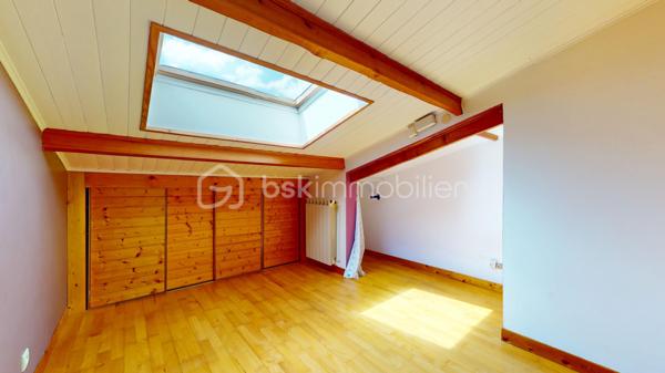 Proposée en exclusivité par Stéphanie Crozier – BSK Immobilier et en VENTE INTERACTIVE – Prix de départ : 305 000 € FAI

Cette maison revient sur le marché à la suite de refus de financement des précédents acquéreurs. Une nouvelle opportunité de découvrir cette charmante maison familiale d'environ 125 m², idéalement située à Escalquens, à seulement 15 km de Toulouse. Nichée en fond d'impasse, elle offre un cadre de vie calme et résidentiel, particulièrement agréable pour une famille.

Édifiée sur une parcelle paysagée d'environ 300 m², parfaitement entretenue et facile à vivre, cette maison séduit par sa luminosité, sa fonctionnalité et ses multiples possibilités d'aménagement.
Au rez-de-chaussée, l'entrée, avec accès direct au garage, mène vers une vaste pièce de vie traversante, baignée de lumière et bénéficiant d'une belle hauteur sous plafond. La cuisine entièrement équipée s'ouvre sur un salon convivial et une salle à manger chaleureuse. Vous trouverez également un WC indépendant, un espace buanderie ainsi qu'une suite parentale avec salle d'eau et WC privatifs, idéale pour accueillir un adolescent, des amis ou de la famille tout en préservant l'intimité de chacun.

À l'étage, l'espace nuit se compose de trois chambres confortables, d'un grand dressing, d'une salle de bains et d'un WC indépendant.
Côté confort, la maison est équipée d'une chaudière gaz récente et d'un poêle à bois. La toiture et son isolation ont également été refaites récemment, contribuant au confort thermique de la maison.

À l'extérieur, le jardin paysager sans vis-à-vis, nécessitant peu d'entretien, invite à la détente. La terrasse en bois orientée ouest et son store banne prolongent agréablement l'espace de vie aux beaux jours. Toutes les commodités sont à proximité : lignes Tisséo 79 et 80, gare TER permettant de rejoindre Toulouse en une quinzaine de minutes, crèches, écoles maternelles et primaires, collège, lycées et commerces du quotidien.

Visite virtuelle et plans disponibles sur demande.

VENTE INTERACTIVE : COMMENT PARTICIPER ?
Prix de départ : 305 000 € FAI
Palier : 5 000 €
Vente interactive en ligne : le samedi 3 octobre 2026  à partir 14h30

Le principe est simple : après une visite obligatoire du bien et la validation de votre capacité de financement, vous pourrez être inscrit à la vente interactive et déposer votre intention d'achat en ligne le jour de la vente.
Le prix de 305 000 € FAI est le prix de départ de la vente interactive et non un prix de vente ferme.
Les propositions formulées en ligne constituent des intentions d'achat. Le vendeur reste libre de sélectionner l'offre à laquelle il souhaite donner suite.

Pour visiter et participer à la vente interactive, contactez Stéphanie Crozier – BSK Immobilier, conseillère immobilier spécialiste du secteur, disponible 7j/7.
Collaboration inter-agences acceptée dans le respect des règles de partage.
