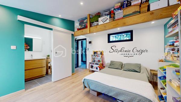 Proposée en exclusivité par Stéphanie Crozier – BSK Immobilier et en VENTE INTERACTIVE – Prix de départ : 305 000 € FAI

Cette maison revient sur le marché à la suite de refus de financement des précédents acquéreurs. Une nouvelle opportunité de découvrir cette charmante maison familiale d'environ 125 m², idéalement située à Escalquens, à seulement 15 km de Toulouse. Nichée en fond d'impasse, elle offre un cadre de vie calme et résidentiel, particulièrement agréable pour une famille.

Édifiée sur une parcelle paysagée d'environ 300 m², parfaitement entretenue et facile à vivre, cette maison séduit par sa luminosité, sa fonctionnalité et ses multiples possibilités d'aménagement.
Au rez-de-chaussée, l'entrée, avec accès direct au garage, mène vers une vaste pièce de vie traversante, baignée de lumière et bénéficiant d'une belle hauteur sous plafond. La cuisine entièrement équipée s'ouvre sur un salon convivial et une salle à manger chaleureuse. Vous trouverez également un WC indépendant, un espace buanderie ainsi qu'une suite parentale avec salle d'eau et WC privatifs, idéale pour accueillir un adolescent, des amis ou de la famille tout en préservant l'intimité de chacun.

À l'étage, l'espace nuit se compose de trois chambres confortables, d'un grand dressing, d'une salle de bains et d'un WC indépendant.
Côté confort, la maison est équipée d'une chaudière gaz récente et d'un poêle à bois. La toiture et son isolation ont également été refaites récemment, contribuant au confort thermique de la maison.

À l'extérieur, le jardin paysager sans vis-à-vis, nécessitant peu d'entretien, invite à la détente. La terrasse en bois orientée ouest et son store banne prolongent agréablement l'espace de vie aux beaux jours. Toutes les commodités sont à proximité : lignes Tisséo 79 et 80, gare TER permettant de rejoindre Toulouse en une quinzaine de minutes, crèches, écoles maternelles et primaires, collège, lycées et commerces du quotidien.

Visite virtuelle et plans disponibles sur demande.

VENTE INTERACTIVE : COMMENT PARTICIPER ?
Prix de départ : 305 000 € FAI
Palier : 5 000 €
Vente interactive en ligne : le samedi 3 octobre 2026  à partir 14h30

Le principe est simple : après une visite obligatoire du bien et la validation de votre capacité de financement, vous pourrez être inscrit à la vente interactive et déposer votre intention d'achat en ligne le jour de la vente.
Le prix de 305 000 € FAI est le prix de départ de la vente interactive et non un prix de vente ferme.
Les propositions formulées en ligne constituent des intentions d'achat. Le vendeur reste libre de sélectionner l'offre à laquelle il souhaite donner suite.

Pour visiter et participer à la vente interactive, contactez Stéphanie Crozier – BSK Immobilier, conseillère immobilier spécialiste du secteur, disponible 7j/7.
Collaboration inter-agences acceptée dans le respect des règles de partage.