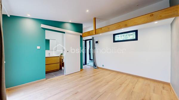 Proposée en exclusivité par Stéphanie Crozier – BSK Immobilier et en VENTE INTERACTIVE – Prix de départ : 305 000 € FAI

Cette maison revient sur le marché à la suite de refus de financement des précédents acquéreurs. Une nouvelle opportunité de découvrir cette charmante maison familiale d'environ 125 m², idéalement située à Escalquens, à seulement 15 km de Toulouse. Nichée en fond d'impasse, elle offre un cadre de vie calme et résidentiel, particulièrement agréable pour une famille.

Édifiée sur une parcelle paysagée d'environ 300 m², parfaitement entretenue et facile à vivre, cette maison séduit par sa luminosité, sa fonctionnalité et ses multiples possibilités d'aménagement.
Au rez-de-chaussée, l'entrée, avec accès direct au garage, mène vers une vaste pièce de vie traversante, baignée de lumière et bénéficiant d'une belle hauteur sous plafond. La cuisine entièrement équipée s'ouvre sur un salon convivial et une salle à manger chaleureuse. Vous trouverez également un WC indépendant, un espace buanderie ainsi qu'une suite parentale avec salle d'eau et WC privatifs, idéale pour accueillir un adolescent, des amis ou de la famille tout en préservant l'intimité de chacun.

À l'étage, l'espace nuit se compose de trois chambres confortables, d'un grand dressing, d'une salle de bains et d'un WC indépendant.
Côté confort, la maison est équipée d'une chaudière gaz récente et d'un poêle à bois. La toiture et son isolation ont également été refaites récemment, contribuant au confort thermique de la maison.

À l'extérieur, le jardin paysager sans vis-à-vis, nécessitant peu d'entretien, invite à la détente. La terrasse en bois orientée ouest et son store banne prolongent agréablement l'espace de vie aux beaux jours. Toutes les commodités sont à proximité : lignes Tisséo 79 et 80, gare TER permettant de rejoindre Toulouse en une quinzaine de minutes, crèches, écoles maternelles et primaires, collège, lycées et commerces du quotidien.

Visite virtuelle et plans disponibles sur demande.

VENTE INTERACTIVE : COMMENT PARTICIPER ?
Prix de départ : 305 000 € FAI
Palier : 5 000 €
Vente interactive en ligne : le samedi 3 octobre 2026  à partir 14h30

Le principe est simple : après une visite obligatoire du bien et la validation de votre capacité de financement, vous pourrez être inscrit à la vente interactive et déposer votre intention d'achat en ligne le jour de la vente.
Le prix de 305 000 € FAI est le prix de départ de la vente interactive et non un prix de vente ferme.
Les propositions formulées en ligne constituent des intentions d'achat. Le vendeur reste libre de sélectionner l'offre à laquelle il souhaite donner suite.

Pour visiter et participer à la vente interactive, contactez Stéphanie Crozier – BSK Immobilier, conseillère immobilier spécialiste du secteur, disponible 7j/7.
Collaboration inter-agences acceptée dans le respect des règles de partage.