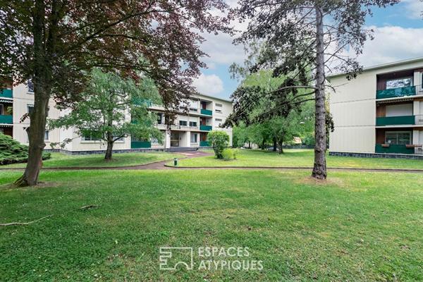 Grand appartement rénové dans résidence recherchée à proximité immédiate de Chantilly