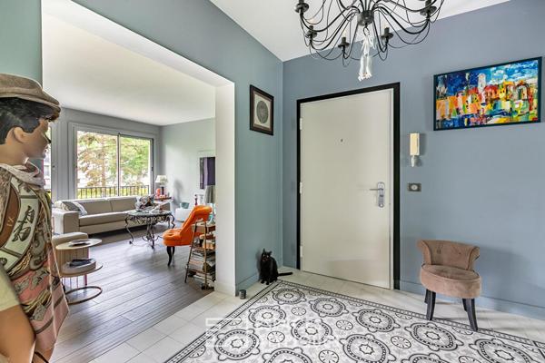 Grand appartement rénové dans résidence recherchée à proximité immédiate de Chantilly