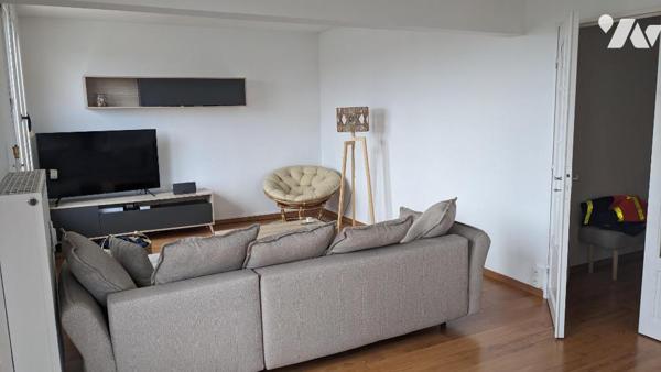 Au 5éme et dernier étage avec ascenseur, très bel appartement de type 4 de 89m² avec parking et cave