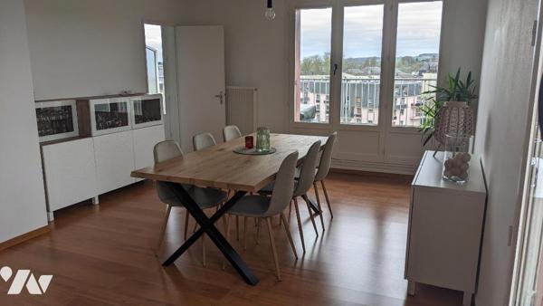 Au 5éme et dernier étage avec ascenseur, très bel appartement de type 4 de 89m² avec parking et cave