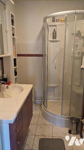 Au 5éme et dernier étage avec ascenseur, très bel appartement de type 4 de 89m² avec parking et cave