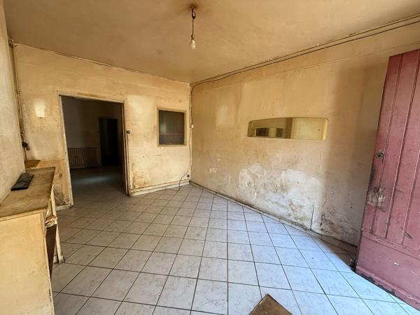 CARCASSONNE CENTRE - Maison de ville 61 m² à rénover, deux chambres proche boulevard Marcou