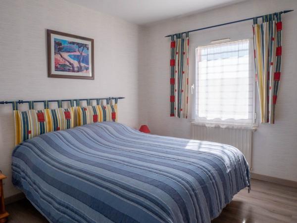 Maison Les Sables d'Olonne Les Plesses 152.54 m² hab 5 chambres jardin proche écoles et commerces