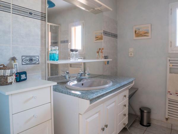 Maison Les Sables d'Olonne Les Plesses 152.54 m² hab 5 chambres jardin proche écoles et commerces