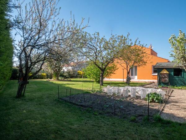 Maison Les Sables d'Olonne Les Plesses 152.54 m² hab 5 chambres jardin proche écoles et commerces