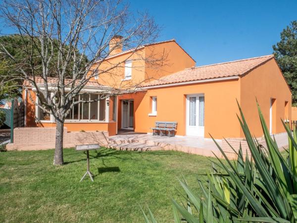 Maison Les Sables d'Olonne Les Plesses 152.54 m² hab 5 chambres jardin proche écoles et commerces