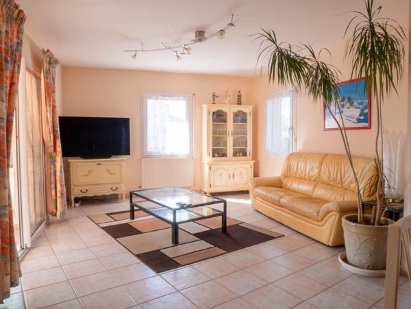 Maison Les Sables d'Olonne Les Plesses 152.54 m² hab 5 chambres jardin proche écoles et commerces