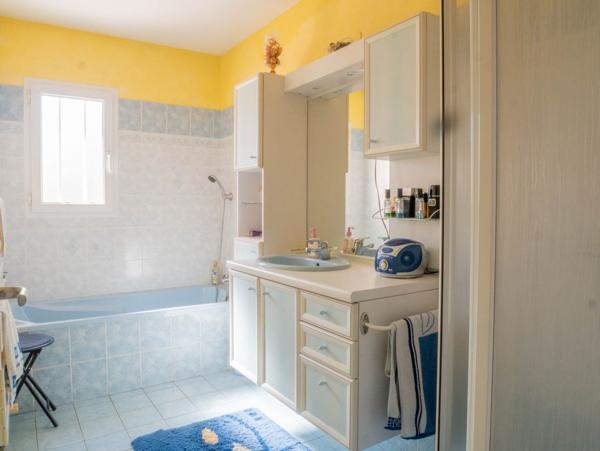 Maison Les Sables d'Olonne Les Plesses 152.54 m² hab 5 chambres jardin proche écoles et commerces