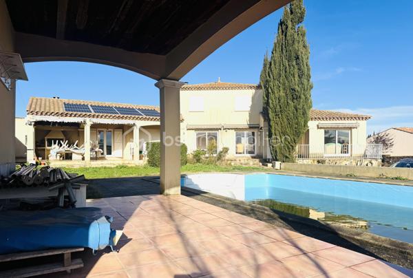 OUVEILLAN – Élégante villa avec piscine et art de vivre méditerranéen – 170 m² – Parcelle de 1 605 m² – 4 CHAMBRES (ou 3 plus BUREAU)

À quelques minutes de Narbonne et des plages, dans un environnement résidentiel calme et recherché, cette propriété dévoile un cadre de vie privilégié où confort et douceur de vivre se conjuguent parfaitement.

Dès les premiers regards, le charme opère : implantée sur une parcelle paysager de 1 605 m², exposée plein sud, la villa s’organise autour d’un espace extérieur remarquable, sublimée par une superbe piscine, véritable cœur de la propriété, idéale pour des moments de détente en toute intimité.

Développant environ 170 m² habitables, la maison offre de beaux volumes baignés de lumière. Le séjour de 55 m², avec cheminée, s’ouvre naturellement sur la terrasse et l’espace piscine, créant une parfaite continuité entre intérieur et extérieur.

La cuisine indépendante, entièrement équipée, s’accompagne d’une arrière-cuisine fonctionnelle. Le rez-de-chaussée accueille également une chambre, un bureau, un dressing ainsi qu’une salle d’eau avec douche à l’italienne et baignoire.

À l’étage, deux chambres supplémentaires, une salle d’eau et un WC indépendant viennent compléter l’ensemble, offrant un espace nuit confortable et bien agencé.

À l’extérieur, tout est pensé pour profiter pleinement du climat méditerranéen : terrasse carrelée avec barbecue, espace détente, sauna et jardin arboré sans vis-à-vis.

Prestations : climatisation réversible, cheminée, menuiseries aluminium double vitrage, volets roulants électriques, garage et stationnements privatifs, portail électrique.

Une propriété aux accents de villégiature, idéale pour une résidence principale ou secondaire, où chaque détail invite à profiter d’un art de vivre ensoleillé.