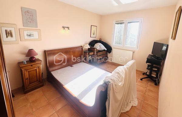 OUVEILLAN – Élégante villa avec piscine et art de vivre méditerranéen – 170 m² – Parcelle de 1 605 m² – 4 CHAMBRES (ou 3 plus BUREAU)

À quelques minutes de Narbonne et des plages, dans un environnement résidentiel calme et recherché, cette propriété dévoile un cadre de vie privilégié où confort et douceur de vivre se conjuguent parfaitement.

Dès les premiers regards, le charme opère : implantée sur une parcelle paysager de 1 605 m², exposée plein sud, la villa s’organise autour d’un espace extérieur remarquable, sublimée par une superbe piscine, véritable cœur de la propriété, idéale pour des moments de détente en toute intimité.

Développant environ 170 m² habitables, la maison offre de beaux volumes baignés de lumière. Le séjour de 55 m², avec cheminée, s’ouvre naturellement sur la terrasse et l’espace piscine, créant une parfaite continuité entre intérieur et extérieur.

La cuisine indépendante, entièrement équipée, s’accompagne d’une arrière-cuisine fonctionnelle. Le rez-de-chaussée accueille également une chambre, un bureau, un dressing ainsi qu’une salle d’eau avec douche à l’italienne et baignoire.

À l’étage, deux chambres supplémentaires, une salle d’eau et un WC indépendant viennent compléter l’ensemble, offrant un espace nuit confortable et bien agencé.

À l’extérieur, tout est pensé pour profiter pleinement du climat méditerranéen : terrasse carrelée avec barbecue, espace détente, sauna et jardin arboré sans vis-à-vis.

Prestations : climatisation réversible, cheminée, menuiseries aluminium double vitrage, volets roulants électriques, garage et stationnements privatifs, portail électrique.

Une propriété aux accents de villégiature, idéale pour une résidence principale ou secondaire, où chaque détail invite à profiter d’un art de vivre ensoleillé.