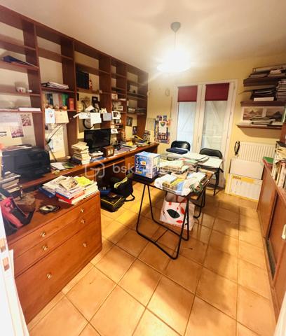 OUVEILLAN – Élégante villa avec piscine et art de vivre méditerranéen – 170 m² – Parcelle de 1 605 m² – 4 CHAMBRES (ou 3 plus BUREAU)

À quelques minutes de Narbonne et des plages, dans un environnement résidentiel calme et recherché, cette propriété dévoile un cadre de vie privilégié où confort et douceur de vivre se conjuguent parfaitement.

Dès les premiers regards, le charme opère : implantée sur une parcelle paysager de 1 605 m², exposée plein sud, la villa s’organise autour d’un espace extérieur remarquable, sublimée par une superbe piscine, véritable cœur de la propriété, idéale pour des moments de détente en toute intimité.

Développant environ 170 m² habitables, la maison offre de beaux volumes baignés de lumière. Le séjour de 55 m², avec cheminée, s’ouvre naturellement sur la terrasse et l’espace piscine, créant une parfaite continuité entre intérieur et extérieur.

La cuisine indépendante, entièrement équipée, s’accompagne d’une arrière-cuisine fonctionnelle. Le rez-de-chaussée accueille également une chambre, un bureau, un dressing ainsi qu’une salle d’eau avec douche à l’italienne et baignoire.

À l’étage, deux chambres supplémentaires, une salle d’eau et un WC indépendant viennent compléter l’ensemble, offrant un espace nuit confortable et bien agencé.

À l’extérieur, tout est pensé pour profiter pleinement du climat méditerranéen : terrasse carrelée avec barbecue, espace détente, sauna et jardin arboré sans vis-à-vis.

Prestations : climatisation réversible, cheminée, menuiseries aluminium double vitrage, volets roulants électriques, garage et stationnements privatifs, portail électrique.

Une propriété aux accents de villégiature, idéale pour une résidence principale ou secondaire, où chaque détail invite à profiter d’un art de vivre ensoleillé.