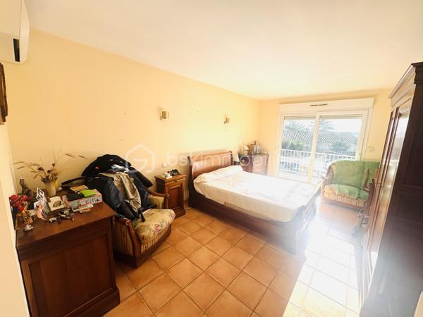 OUVEILLAN – Élégante villa avec piscine et art de vivre méditerranéen – 170 m² – Parcelle de 1 605 m² – 4 CHAMBRES (ou 3 plus BUREAU)

À quelques minutes de Narbonne et des plages, dans un environnement résidentiel calme et recherché, cette propriété dévoile un cadre de vie privilégié où confort et douceur de vivre se conjuguent parfaitement.

Dès les premiers regards, le charme opère : implantée sur une parcelle paysager de 1 605 m², exposée plein sud, la villa s’organise autour d’un espace extérieur remarquable, sublimée par une superbe piscine, véritable cœur de la propriété, idéale pour des moments de détente en toute intimité.

Développant environ 170 m² habitables, la maison offre de beaux volumes baignés de lumière. Le séjour de 55 m², avec cheminée, s’ouvre naturellement sur la terrasse et l’espace piscine, créant une parfaite continuité entre intérieur et extérieur.

La cuisine indépendante, entièrement équipée, s’accompagne d’une arrière-cuisine fonctionnelle. Le rez-de-chaussée accueille également une chambre, un bureau, un dressing ainsi qu’une salle d’eau avec douche à l’italienne et baignoire.

À l’étage, deux chambres supplémentaires, une salle d’eau et un WC indépendant viennent compléter l’ensemble, offrant un espace nuit confortable et bien agencé.

À l’extérieur, tout est pensé pour profiter pleinement du climat méditerranéen : terrasse carrelée avec barbecue, espace détente, sauna et jardin arboré sans vis-à-vis.

Prestations : climatisation réversible, cheminée, menuiseries aluminium double vitrage, volets roulants électriques, garage et stationnements privatifs, portail électrique.

Une propriété aux accents de villégiature, idéale pour une résidence principale ou secondaire, où chaque détail invite à profiter d’un art de vivre ensoleillé.