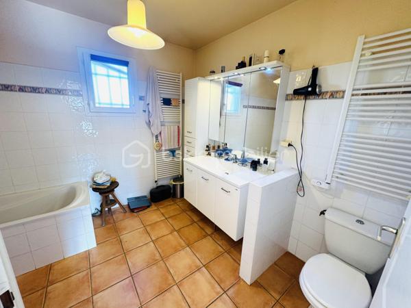 OUVEILLAN – Élégante villa avec piscine et art de vivre méditerranéen – 170 m² – Parcelle de 1 605 m² – 4 CHAMBRES (ou 3 plus BUREAU)

À quelques minutes de Narbonne et des plages, dans un environnement résidentiel calme et recherché, cette propriété dévoile un cadre de vie privilégié où confort et douceur de vivre se conjuguent parfaitement.

Dès les premiers regards, le charme opère : implantée sur une parcelle paysager de 1 605 m², exposée plein sud, la villa s’organise autour d’un espace extérieur remarquable, sublimée par une superbe piscine, véritable cœur de la propriété, idéale pour des moments de détente en toute intimité.

Développant environ 170 m² habitables, la maison offre de beaux volumes baignés de lumière. Le séjour de 55 m², avec cheminée, s’ouvre naturellement sur la terrasse et l’espace piscine, créant une parfaite continuité entre intérieur et extérieur.

La cuisine indépendante, entièrement équipée, s’accompagne d’une arrière-cuisine fonctionnelle. Le rez-de-chaussée accueille également une chambre, un bureau, un dressing ainsi qu’une salle d’eau avec douche à l’italienne et baignoire.

À l’étage, deux chambres supplémentaires, une salle d’eau et un WC indépendant viennent compléter l’ensemble, offrant un espace nuit confortable et bien agencé.

À l’extérieur, tout est pensé pour profiter pleinement du climat méditerranéen : terrasse carrelée avec barbecue, espace détente, sauna et jardin arboré sans vis-à-vis.

Prestations : climatisation réversible, cheminée, menuiseries aluminium double vitrage, volets roulants électriques, garage et stationnements privatifs, portail électrique.

Une propriété aux accents de villégiature, idéale pour une résidence principale ou secondaire, où chaque détail invite à profiter d’un art de vivre ensoleillé.