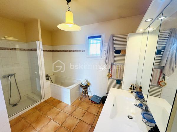 OUVEILLAN – Élégante villa avec piscine et art de vivre méditerranéen – 170 m² – Parcelle de 1 605 m² – 4 CHAMBRES (ou 3 plus BUREAU)

À quelques minutes de Narbonne et des plages, dans un environnement résidentiel calme et recherché, cette propriété dévoile un cadre de vie privilégié où confort et douceur de vivre se conjuguent parfaitement.

Dès les premiers regards, le charme opère : implantée sur une parcelle paysager de 1 605 m², exposée plein sud, la villa s’organise autour d’un espace extérieur remarquable, sublimée par une superbe piscine, véritable cœur de la propriété, idéale pour des moments de détente en toute intimité.

Développant environ 170 m² habitables, la maison offre de beaux volumes baignés de lumière. Le séjour de 55 m², avec cheminée, s’ouvre naturellement sur la terrasse et l’espace piscine, créant une parfaite continuité entre intérieur et extérieur.

La cuisine indépendante, entièrement équipée, s’accompagne d’une arrière-cuisine fonctionnelle. Le rez-de-chaussée accueille également une chambre, un bureau, un dressing ainsi qu’une salle d’eau avec douche à l’italienne et baignoire.

À l’étage, deux chambres supplémentaires, une salle d’eau et un WC indépendant viennent compléter l’ensemble, offrant un espace nuit confortable et bien agencé.

À l’extérieur, tout est pensé pour profiter pleinement du climat méditerranéen : terrasse carrelée avec barbecue, espace détente, sauna et jardin arboré sans vis-à-vis.

Prestations : climatisation réversible, cheminée, menuiseries aluminium double vitrage, volets roulants électriques, garage et stationnements privatifs, portail électrique.

Une propriété aux accents de villégiature, idéale pour une résidence principale ou secondaire, où chaque détail invite à profiter d’un art de vivre ensoleillé.