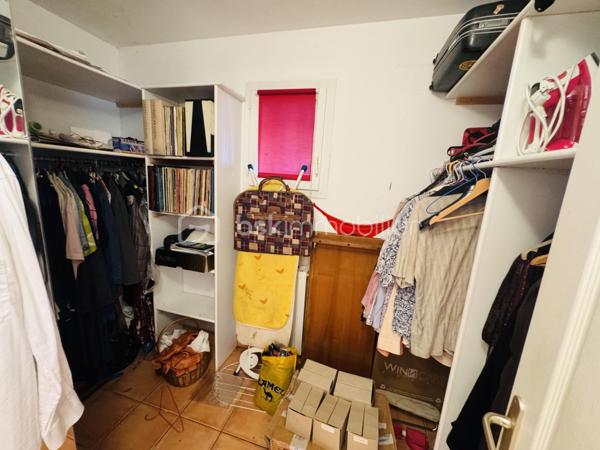 OUVEILLAN – Élégante villa avec piscine et art de vivre méditerranéen – 170 m² – Parcelle de 1 605 m² – 4 CHAMBRES (ou 3 plus BUREAU)

À quelques minutes de Narbonne et des plages, dans un environnement résidentiel calme et recherché, cette propriété dévoile un cadre de vie privilégié où confort et douceur de vivre se conjuguent parfaitement.

Dès les premiers regards, le charme opère : implantée sur une parcelle paysager de 1 605 m², exposée plein sud, la villa s’organise autour d’un espace extérieur remarquable, sublimée par une superbe piscine, véritable cœur de la propriété, idéale pour des moments de détente en toute intimité.

Développant environ 170 m² habitables, la maison offre de beaux volumes baignés de lumière. Le séjour de 55 m², avec cheminée, s’ouvre naturellement sur la terrasse et l’espace piscine, créant une parfaite continuité entre intérieur et extérieur.

La cuisine indépendante, entièrement équipée, s’accompagne d’une arrière-cuisine fonctionnelle. Le rez-de-chaussée accueille également une chambre, un bureau, un dressing ainsi qu’une salle d’eau avec douche à l’italienne et baignoire.

À l’étage, deux chambres supplémentaires, une salle d’eau et un WC indépendant viennent compléter l’ensemble, offrant un espace nuit confortable et bien agencé.

À l’extérieur, tout est pensé pour profiter pleinement du climat méditerranéen : terrasse carrelée avec barbecue, espace détente, sauna et jardin arboré sans vis-à-vis.

Prestations : climatisation réversible, cheminée, menuiseries aluminium double vitrage, volets roulants électriques, garage et stationnements privatifs, portail électrique.

Une propriété aux accents de villégiature, idéale pour une résidence principale ou secondaire, où chaque détail invite à profiter d’un art de vivre ensoleillé.