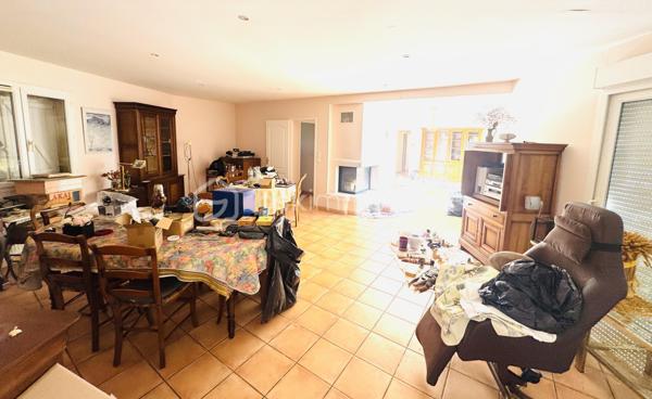 OUVEILLAN – Élégante villa avec piscine et art de vivre méditerranéen – 170 m² – Parcelle de 1 605 m² – 4 CHAMBRES (ou 3 plus BUREAU)

À quelques minutes de Narbonne et des plages, dans un environnement résidentiel calme et recherché, cette propriété dévoile un cadre de vie privilégié où confort et douceur de vivre se conjuguent parfaitement.

Dès les premiers regards, le charme opère : implantée sur une parcelle paysager de 1 605 m², exposée plein sud, la villa s’organise autour d’un espace extérieur remarquable, sublimée par une superbe piscine, véritable cœur de la propriété, idéale pour des moments de détente en toute intimité.

Développant environ 170 m² habitables, la maison offre de beaux volumes baignés de lumière. Le séjour de 55 m², avec cheminée, s’ouvre naturellement sur la terrasse et l’espace piscine, créant une parfaite continuité entre intérieur et extérieur.

La cuisine indépendante, entièrement équipée, s’accompagne d’une arrière-cuisine fonctionnelle. Le rez-de-chaussée accueille également une chambre, un bureau, un dressing ainsi qu’une salle d’eau avec douche à l’italienne et baignoire.

À l’étage, deux chambres supplémentaires, une salle d’eau et un WC indépendant viennent compléter l’ensemble, offrant un espace nuit confortable et bien agencé.

À l’extérieur, tout est pensé pour profiter pleinement du climat méditerranéen : terrasse carrelée avec barbecue, espace détente, sauna et jardin arboré sans vis-à-vis.

Prestations : climatisation réversible, cheminée, menuiseries aluminium double vitrage, volets roulants électriques, garage et stationnements privatifs, portail électrique.

Une propriété aux accents de villégiature, idéale pour une résidence principale ou secondaire, où chaque détail invite à profiter d’un art de vivre ensoleillé.