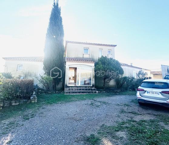 OUVEILLAN – Élégante villa avec piscine et art de vivre méditerranéen – 170 m² – Parcelle de 1 605 m² – 4 CHAMBRES (ou 3 plus BUREAU)

À quelques minutes de Narbonne et des plages, dans un environnement résidentiel calme et recherché, cette propriété dévoile un cadre de vie privilégié où confort et douceur de vivre se conjuguent parfaitement.

Dès les premiers regards, le charme opère : implantée sur une parcelle paysager de 1 605 m², exposée plein sud, la villa s’organise autour d’un espace extérieur remarquable, sublimée par une superbe piscine, véritable cœur de la propriété, idéale pour des moments de détente en toute intimité.

Développant environ 170 m² habitables, la maison offre de beaux volumes baignés de lumière. Le séjour de 55 m², avec cheminée, s’ouvre naturellement sur la terrasse et l’espace piscine, créant une parfaite continuité entre intérieur et extérieur.

La cuisine indépendante, entièrement équipée, s’accompagne d’une arrière-cuisine fonctionnelle. Le rez-de-chaussée accueille également une chambre, un bureau, un dressing ainsi qu’une salle d’eau avec douche à l’italienne et baignoire.

À l’étage, deux chambres supplémentaires, une salle d’eau et un WC indépendant viennent compléter l’ensemble, offrant un espace nuit confortable et bien agencé.

À l’extérieur, tout est pensé pour profiter pleinement du climat méditerranéen : terrasse carrelée avec barbecue, espace détente, sauna et jardin arboré sans vis-à-vis.

Prestations : climatisation réversible, cheminée, menuiseries aluminium double vitrage, volets roulants électriques, garage et stationnements privatifs, portail électrique.

Une propriété aux accents de villégiature, idéale pour une résidence principale ou secondaire, où chaque détail invite à profiter d’un art de vivre ensoleillé.