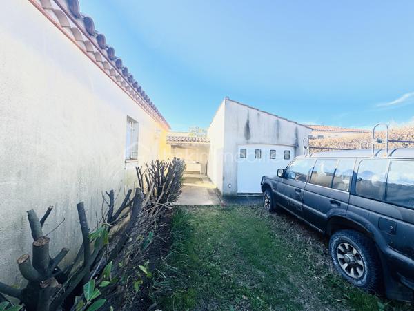OUVEILLAN – Élégante villa avec piscine et art de vivre méditerranéen – 170 m² – Parcelle de 1 605 m² – 4 CHAMBRES (ou 3 plus BUREAU)

À quelques minutes de Narbonne et des plages, dans un environnement résidentiel calme et recherché, cette propriété dévoile un cadre de vie privilégié où confort et douceur de vivre se conjuguent parfaitement.

Dès les premiers regards, le charme opère : implantée sur une parcelle paysager de 1 605 m², exposée plein sud, la villa s’organise autour d’un espace extérieur remarquable, sublimée par une superbe piscine, véritable cœur de la propriété, idéale pour des moments de détente en toute intimité.

Développant environ 170 m² habitables, la maison offre de beaux volumes baignés de lumière. Le séjour de 55 m², avec cheminée, s’ouvre naturellement sur la terrasse et l’espace piscine, créant une parfaite continuité entre intérieur et extérieur.

La cuisine indépendante, entièrement équipée, s’accompagne d’une arrière-cuisine fonctionnelle. Le rez-de-chaussée accueille également une chambre, un bureau, un dressing ainsi qu’une salle d’eau avec douche à l’italienne et baignoire.

À l’étage, deux chambres supplémentaires, une salle d’eau et un WC indépendant viennent compléter l’ensemble, offrant un espace nuit confortable et bien agencé.

À l’extérieur, tout est pensé pour profiter pleinement du climat méditerranéen : terrasse carrelée avec barbecue, espace détente, sauna et jardin arboré sans vis-à-vis.

Prestations : climatisation réversible, cheminée, menuiseries aluminium double vitrage, volets roulants électriques, garage et stationnements privatifs, portail électrique.

Une propriété aux accents de villégiature, idéale pour une résidence principale ou secondaire, où chaque détail invite à profiter d’un art de vivre ensoleillé.