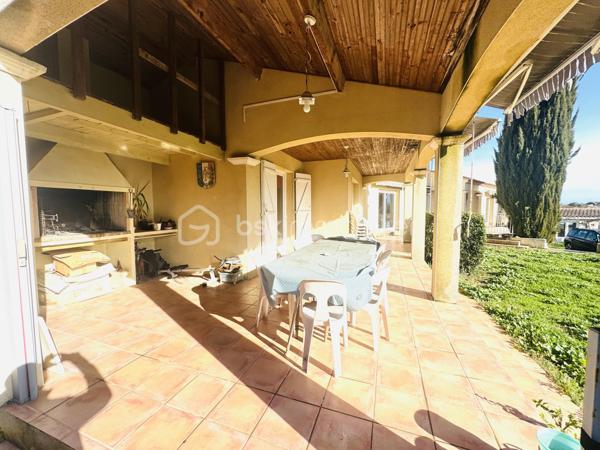 OUVEILLAN – Élégante villa avec piscine et art de vivre méditerranéen – 170 m² – Parcelle de 1 605 m² – 4 CHAMBRES (ou 3 plus BUREAU)

À quelques minutes de Narbonne et des plages, dans un environnement résidentiel calme et recherché, cette propriété dévoile un cadre de vie privilégié où confort et douceur de vivre se conjuguent parfaitement.

Dès les premiers regards, le charme opère : implantée sur une parcelle paysager de 1 605 m², exposée plein sud, la villa s’organise autour d’un espace extérieur remarquable, sublimée par une superbe piscine, véritable cœur de la propriété, idéale pour des moments de détente en toute intimité.

Développant environ 170 m² habitables, la maison offre de beaux volumes baignés de lumière. Le séjour de 55 m², avec cheminée, s’ouvre naturellement sur la terrasse et l’espace piscine, créant une parfaite continuité entre intérieur et extérieur.

La cuisine indépendante, entièrement équipée, s’accompagne d’une arrière-cuisine fonctionnelle. Le rez-de-chaussée accueille également une chambre, un bureau, un dressing ainsi qu’une salle d’eau avec douche à l’italienne et baignoire.

À l’étage, deux chambres supplémentaires, une salle d’eau et un WC indépendant viennent compléter l’ensemble, offrant un espace nuit confortable et bien agencé.

À l’extérieur, tout est pensé pour profiter pleinement du climat méditerranéen : terrasse carrelée avec barbecue, espace détente, sauna et jardin arboré sans vis-à-vis.

Prestations : climatisation réversible, cheminée, menuiseries aluminium double vitrage, volets roulants électriques, garage et stationnements privatifs, portail électrique.

Une propriété aux accents de villégiature, idéale pour une résidence principale ou secondaire, où chaque détail invite à profiter d’un art de vivre ensoleillé.