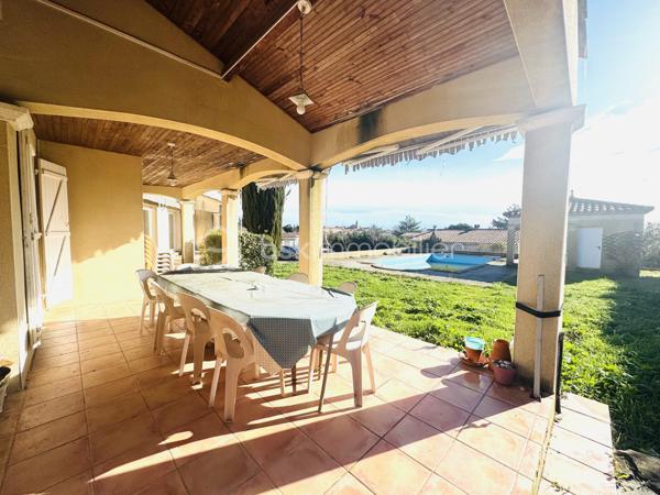 OUVEILLAN – Élégante villa avec piscine et art de vivre méditerranéen – 170 m² – Parcelle de 1 605 m² – 4 CHAMBRES (ou 3 plus BUREAU)

À quelques minutes de Narbonne et des plages, dans un environnement résidentiel calme et recherché, cette propriété dévoile un cadre de vie privilégié où confort et douceur de vivre se conjuguent parfaitement.

Dès les premiers regards, le charme opère : implantée sur une parcelle paysager de 1 605 m², exposée plein sud, la villa s’organise autour d’un espace extérieur remarquable, sublimée par une superbe piscine, véritable cœur de la propriété, idéale pour des moments de détente en toute intimité.

Développant environ 170 m² habitables, la maison offre de beaux volumes baignés de lumière. Le séjour de 55 m², avec cheminée, s’ouvre naturellement sur la terrasse et l’espace piscine, créant une parfaite continuité entre intérieur et extérieur.

La cuisine indépendante, entièrement équipée, s’accompagne d’une arrière-cuisine fonctionnelle. Le rez-de-chaussée accueille également une chambre, un bureau, un dressing ainsi qu’une salle d’eau avec douche à l’italienne et baignoire.

À l’étage, deux chambres supplémentaires, une salle d’eau et un WC indépendant viennent compléter l’ensemble, offrant un espace nuit confortable et bien agencé.

À l’extérieur, tout est pensé pour profiter pleinement du climat méditerranéen : terrasse carrelée avec barbecue, espace détente, sauna et jardin arboré sans vis-à-vis.

Prestations : climatisation réversible, cheminée, menuiseries aluminium double vitrage, volets roulants électriques, garage et stationnements privatifs, portail électrique.

Une propriété aux accents de villégiature, idéale pour une résidence principale ou secondaire, où chaque détail invite à profiter d’un art de vivre ensoleillé.