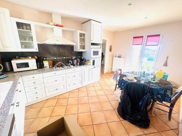 OUVEILLAN – Élégante villa avec piscine et art de vivre méditerranéen – 170 m² – Parcelle de 1 605 m² – 4 CHAMBRES (ou 3 plus BUREAU)

À quelques minutes de Narbonne et des plages, dans un environnement résidentiel calme et recherché, cette propriété dévoile un cadre de vie privilégié où confort et douceur de vivre se conjuguent parfaitement.

Dès les premiers regards, le charme opère : implantée sur une parcelle paysager de 1 605 m², exposée plein sud, la villa s’organise autour d’un espace extérieur remarquable, sublimée par une superbe piscine, véritable cœur de la propriété, idéale pour des moments de détente en toute intimité.

Développant environ 170 m² habitables, la maison offre de beaux volumes baignés de lumière. Le séjour de 55 m², avec cheminée, s’ouvre naturellement sur la terrasse et l’espace piscine, créant une parfaite continuité entre intérieur et extérieur.

La cuisine indépendante, entièrement équipée, s’accompagne d’une arrière-cuisine fonctionnelle. Le rez-de-chaussée accueille également une chambre, un bureau, un dressing ainsi qu’une salle d’eau avec douche à l’italienne et baignoire.

À l’étage, deux chambres supplémentaires, une salle d’eau et un WC indépendant viennent compléter l’ensemble, offrant un espace nuit confortable et bien agencé.

À l’extérieur, tout est pensé pour profiter pleinement du climat méditerranéen : terrasse carrelée avec barbecue, espace détente, sauna et jardin arboré sans vis-à-vis.

Prestations : climatisation réversible, cheminée, menuiseries aluminium double vitrage, volets roulants électriques, garage et stationnements privatifs, portail électrique.

Une propriété aux accents de villégiature, idéale pour une résidence principale ou secondaire, où chaque détail invite à profiter d’un art de vivre ensoleillé.