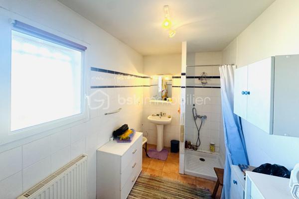 OUVEILLAN – Élégante villa avec piscine et art de vivre méditerranéen – 170 m² – Parcelle de 1 605 m² – 4 CHAMBRES (ou 3 plus BUREAU)

À quelques minutes de Narbonne et des plages, dans un environnement résidentiel calme et recherché, cette propriété dévoile un cadre de vie privilégié où confort et douceur de vivre se conjuguent parfaitement.

Dès les premiers regards, le charme opère : implantée sur une parcelle paysager de 1 605 m², exposée plein sud, la villa s’organise autour d’un espace extérieur remarquable, sublimée par une superbe piscine, véritable cœur de la propriété, idéale pour des moments de détente en toute intimité.

Développant environ 170 m² habitables, la maison offre de beaux volumes baignés de lumière. Le séjour de 55 m², avec cheminée, s’ouvre naturellement sur la terrasse et l’espace piscine, créant une parfaite continuité entre intérieur et extérieur.

La cuisine indépendante, entièrement équipée, s’accompagne d’une arrière-cuisine fonctionnelle. Le rez-de-chaussée accueille également une chambre, un bureau, un dressing ainsi qu’une salle d’eau avec douche à l’italienne et baignoire.

À l’étage, deux chambres supplémentaires, une salle d’eau et un WC indépendant viennent compléter l’ensemble, offrant un espace nuit confortable et bien agencé.

À l’extérieur, tout est pensé pour profiter pleinement du climat méditerranéen : terrasse carrelée avec barbecue, espace détente, sauna et jardin arboré sans vis-à-vis.

Prestations : climatisation réversible, cheminée, menuiseries aluminium double vitrage, volets roulants électriques, garage et stationnements privatifs, portail électrique.

Une propriété aux accents de villégiature, idéale pour une résidence principale ou secondaire, où chaque détail invite à profiter d’un art de vivre ensoleillé.