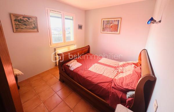OUVEILLAN – Élégante villa avec piscine et art de vivre méditerranéen – 170 m² – Parcelle de 1 605 m² – 4 CHAMBRES (ou 3 plus BUREAU)

À quelques minutes de Narbonne et des plages, dans un environnement résidentiel calme et recherché, cette propriété dévoile un cadre de vie privilégié où confort et douceur de vivre se conjuguent parfaitement.

Dès les premiers regards, le charme opère : implantée sur une parcelle paysager de 1 605 m², exposée plein sud, la villa s’organise autour d’un espace extérieur remarquable, sublimée par une superbe piscine, véritable cœur de la propriété, idéale pour des moments de détente en toute intimité.

Développant environ 170 m² habitables, la maison offre de beaux volumes baignés de lumière. Le séjour de 55 m², avec cheminée, s’ouvre naturellement sur la terrasse et l’espace piscine, créant une parfaite continuité entre intérieur et extérieur.

La cuisine indépendante, entièrement équipée, s’accompagne d’une arrière-cuisine fonctionnelle. Le rez-de-chaussée accueille également une chambre, un bureau, un dressing ainsi qu’une salle d’eau avec douche à l’italienne et baignoire.

À l’étage, deux chambres supplémentaires, une salle d’eau et un WC indépendant viennent compléter l’ensemble, offrant un espace nuit confortable et bien agencé.

À l’extérieur, tout est pensé pour profiter pleinement du climat méditerranéen : terrasse carrelée avec barbecue, espace détente, sauna et jardin arboré sans vis-à-vis.

Prestations : climatisation réversible, cheminée, menuiseries aluminium double vitrage, volets roulants électriques, garage et stationnements privatifs, portail électrique.

Une propriété aux accents de villégiature, idéale pour une résidence principale ou secondaire, où chaque détail invite à profiter d’un art de vivre ensoleillé.