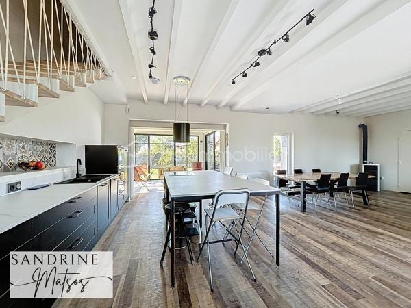 CHAVANOZ – Maison familiale 4 chambres + bureau, rénovée avec goût, 190 m² habitables

Au cœur d’un quartier calme et résidentiel, cette superbe maison d’environ 190 m² habitables (et plus de 240 m² utiles) offre un cadre de vie alliant charme de l’ancien et rénovation moderne.

Dès l’entrée, vous découvrirez une pièce de vie spacieuse et lumineuse de plus de 65 m² comprenant :
- Une cuisine contemporaine équipée avec îlot central,
- Un séjour chaleureux avec poêle à granulés,
- Une extension ouverte sur le jardin, parfaite pour profiter de la lumière toute l’année. 

À l’étage, l’espace nuit propose :
- Deux chambres confortables de 12,5 m² et 14,5 m²,
- Une salle d’eau moderne,
- Un WC indépendant,
- Une suite parentale de 23 m² avec dressing et salle de bains privative (baignoire + douche)

Le dernier niveau offre :
- Un grand bureau ouvert de 35 m² au sol,
- Une quatrième chambre mansardée de 19 m², idéale pour un ado ou une chambre d’amis.

Côté pratique :
- Buanderie / cellier,
- Deux ateliers,
- Cave en sous-sol,
- Cour fermée pouvant accueillir jusqu’à trois véhicules.

À l’extérieur, le jardin clos et paysagé avec portail automatique invite à la détente :
- Terrasse,
- Espace barbecue.

Localisation privilégiée :
À proximité immédiate du groupe scolaire Le Petit Prince / Saint-Exupéry, et à seulement : 5 min des commerces de Tignieu et de la voie rapide de Villette-d’Anthon, 20 min de Lyon Saint-Exupéry, de sa gare TGV et du tramway de Meyzieu, 7 min du futur tram Crémieu–Lyon.

Une maison familiale spacieuse, entièrement rénovée et idéalement située, prête à accueillir votre quotidien.
📞 À visiter sans tarder !