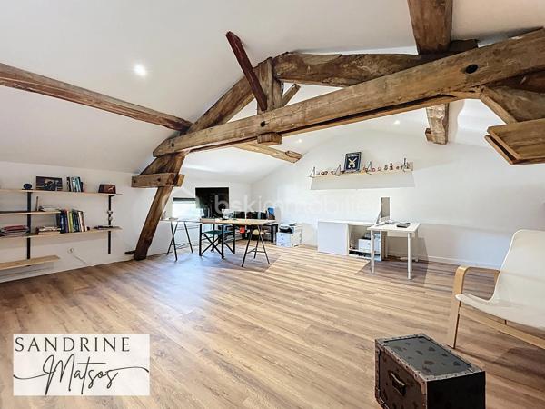 CHAVANOZ – Maison familiale 4 chambres + bureau, rénovée avec goût, 190 m² habitables

Au cœur d’un quartier calme et résidentiel, cette superbe maison d’environ 190 m² habitables (et plus de 240 m² utiles) offre un cadre de vie alliant charme de l’ancien et rénovation moderne.

Dès l’entrée, vous découvrirez une pièce de vie spacieuse et lumineuse de plus de 65 m² comprenant :
- Une cuisine contemporaine équipée avec îlot central,
- Un séjour chaleureux avec poêle à granulés,
- Une extension ouverte sur le jardin, parfaite pour profiter de la lumière toute l’année. 

À l’étage, l’espace nuit propose :
- Deux chambres confortables de 12,5 m² et 14,5 m²,
- Une salle d’eau moderne,
- Un WC indépendant,
- Une suite parentale de 23 m² avec dressing et salle de bains privative (baignoire + douche)

Le dernier niveau offre :
- Un grand bureau ouvert de 35 m² au sol,
- Une quatrième chambre mansardée de 19 m², idéale pour un ado ou une chambre d’amis.

Côté pratique :
- Buanderie / cellier,
- Deux ateliers,
- Cave en sous-sol,
- Cour fermée pouvant accueillir jusqu’à trois véhicules.

À l’extérieur, le jardin clos et paysagé avec portail automatique invite à la détente :
- Terrasse,
- Espace barbecue.

Localisation privilégiée :
À proximité immédiate du groupe scolaire Le Petit Prince / Saint-Exupéry, et à seulement : 5 min des commerces de Tignieu et de la voie rapide de Villette-d’Anthon, 20 min de Lyon Saint-Exupéry, de sa gare TGV et du tramway de Meyzieu, 7 min du futur tram Crémieu–Lyon.

Une maison familiale spacieuse, entièrement rénovée et idéalement située, prête à accueillir votre quotidien.
📞 À visiter sans tarder !