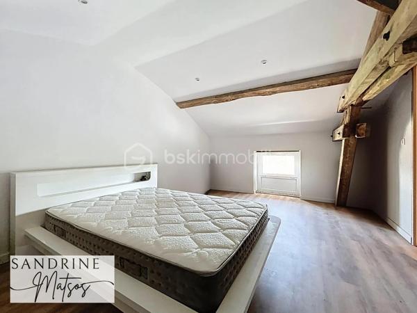 CHAVANOZ – Maison familiale 4 chambres + bureau, rénovée avec goût, 190 m² habitables

Au cœur d’un quartier calme et résidentiel, cette superbe maison d’environ 190 m² habitables (et plus de 240 m² utiles) offre un cadre de vie alliant charme de l’ancien et rénovation moderne.

Dès l’entrée, vous découvrirez une pièce de vie spacieuse et lumineuse de plus de 65 m² comprenant :
- Une cuisine contemporaine équipée avec îlot central,
- Un séjour chaleureux avec poêle à granulés,
- Une extension ouverte sur le jardin, parfaite pour profiter de la lumière toute l’année. 

À l’étage, l’espace nuit propose :
- Deux chambres confortables de 12,5 m² et 14,5 m²,
- Une salle d’eau moderne,
- Un WC indépendant,
- Une suite parentale de 23 m² avec dressing et salle de bains privative (baignoire + douche)

Le dernier niveau offre :
- Un grand bureau ouvert de 35 m² au sol,
- Une quatrième chambre mansardée de 19 m², idéale pour un ado ou une chambre d’amis.

Côté pratique :
- Buanderie / cellier,
- Deux ateliers,
- Cave en sous-sol,
- Cour fermée pouvant accueillir jusqu’à trois véhicules.

À l’extérieur, le jardin clos et paysagé avec portail automatique invite à la détente :
- Terrasse,
- Espace barbecue.

Localisation privilégiée :
À proximité immédiate du groupe scolaire Le Petit Prince / Saint-Exupéry, et à seulement : 5 min des commerces de Tignieu et de la voie rapide de Villette-d’Anthon, 20 min de Lyon Saint-Exupéry, de sa gare TGV et du tramway de Meyzieu, 7 min du futur tram Crémieu–Lyon.

Une maison familiale spacieuse, entièrement rénovée et idéalement située, prête à accueillir votre quotidien.
📞 À visiter sans tarder !