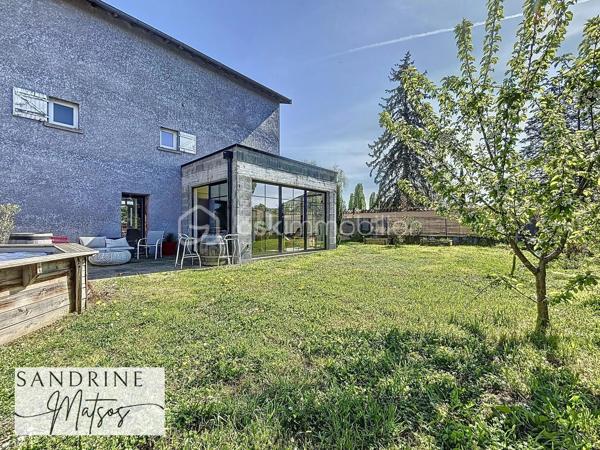 CHAVANOZ – Maison familiale 4 chambres + bureau, rénovée avec goût, 190 m² habitables

Au cœur d’un quartier calme et résidentiel, cette superbe maison d’environ 190 m² habitables (et plus de 240 m² utiles) offre un cadre de vie alliant charme de l’ancien et rénovation moderne.

Dès l’entrée, vous découvrirez une pièce de vie spacieuse et lumineuse de plus de 65 m² comprenant :
- Une cuisine contemporaine équipée avec îlot central,
- Un séjour chaleureux avec poêle à granulés,
- Une extension ouverte sur le jardin, parfaite pour profiter de la lumière toute l’année. 

À l’étage, l’espace nuit propose :
- Deux chambres confortables de 12,5 m² et 14,5 m²,
- Une salle d’eau moderne,
- Un WC indépendant,
- Une suite parentale de 23 m² avec dressing et salle de bains privative (baignoire + douche)

Le dernier niveau offre :
- Un grand bureau ouvert de 35 m² au sol,
- Une quatrième chambre mansardée de 19 m², idéale pour un ado ou une chambre d’amis.

Côté pratique :
- Buanderie / cellier,
- Deux ateliers,
- Cave en sous-sol,
- Cour fermée pouvant accueillir jusqu’à trois véhicules.

À l’extérieur, le jardin clos et paysagé avec portail automatique invite à la détente :
- Terrasse,
- Espace barbecue.

Localisation privilégiée :
À proximité immédiate du groupe scolaire Le Petit Prince / Saint-Exupéry, et à seulement : 5 min des commerces de Tignieu et de la voie rapide de Villette-d’Anthon, 20 min de Lyon Saint-Exupéry, de sa gare TGV et du tramway de Meyzieu, 7 min du futur tram Crémieu–Lyon.

Une maison familiale spacieuse, entièrement rénovée et idéalement située, prête à accueillir votre quotidien.
📞 À visiter sans tarder !