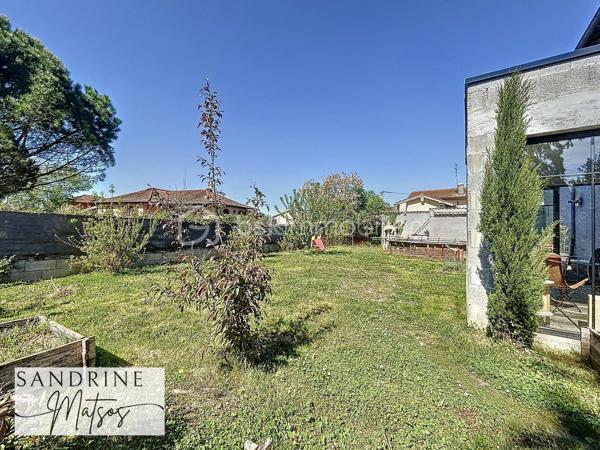 CHAVANOZ – Maison familiale 4 chambres + bureau, rénovée avec goût, 190 m² habitables

Au cœur d’un quartier calme et résidentiel, cette superbe maison d’environ 190 m² habitables (et plus de 240 m² utiles) offre un cadre de vie alliant charme de l’ancien et rénovation moderne.

Dès l’entrée, vous découvrirez une pièce de vie spacieuse et lumineuse de plus de 65 m² comprenant :
- Une cuisine contemporaine équipée avec îlot central,
- Un séjour chaleureux avec poêle à granulés,
- Une extension ouverte sur le jardin, parfaite pour profiter de la lumière toute l’année. 

À l’étage, l’espace nuit propose :
- Deux chambres confortables de 12,5 m² et 14,5 m²,
- Une salle d’eau moderne,
- Un WC indépendant,
- Une suite parentale de 23 m² avec dressing et salle de bains privative (baignoire + douche)

Le dernier niveau offre :
- Un grand bureau ouvert de 35 m² au sol,
- Une quatrième chambre mansardée de 19 m², idéale pour un ado ou une chambre d’amis.

Côté pratique :
- Buanderie / cellier,
- Deux ateliers,
- Cave en sous-sol,
- Cour fermée pouvant accueillir jusqu’à trois véhicules.

À l’extérieur, le jardin clos et paysagé avec portail automatique invite à la détente :
- Terrasse,
- Espace barbecue.

Localisation privilégiée :
À proximité immédiate du groupe scolaire Le Petit Prince / Saint-Exupéry, et à seulement : 5 min des commerces de Tignieu et de la voie rapide de Villette-d’Anthon, 20 min de Lyon Saint-Exupéry, de sa gare TGV et du tramway de Meyzieu, 7 min du futur tram Crémieu–Lyon.

Une maison familiale spacieuse, entièrement rénovée et idéalement située, prête à accueillir votre quotidien.
📞 À visiter sans tarder !