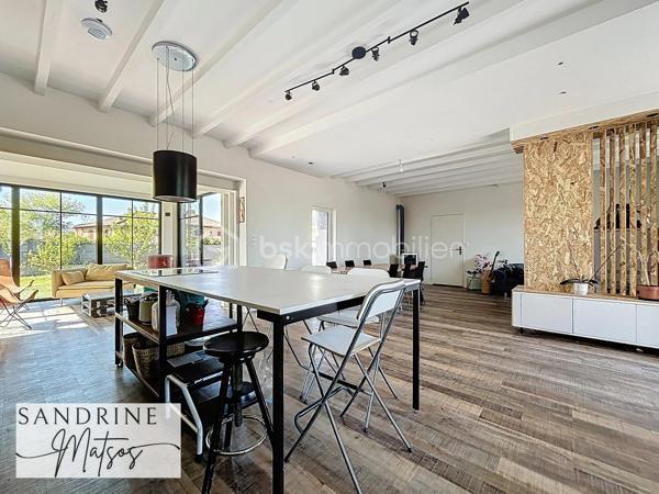 CHAVANOZ – Maison familiale 4 chambres + bureau, rénovée avec goût, 190 m² habitables

Au cœur d’un quartier calme et résidentiel, cette superbe maison d’environ 190 m² habitables (et plus de 240 m² utiles) offre un cadre de vie alliant charme de l’ancien et rénovation moderne.

Dès l’entrée, vous découvrirez une pièce de vie spacieuse et lumineuse de plus de 65 m² comprenant :
- Une cuisine contemporaine équipée avec îlot central,
- Un séjour chaleureux avec poêle à granulés,
- Une extension ouverte sur le jardin, parfaite pour profiter de la lumière toute l’année. 

À l’étage, l’espace nuit propose :
- Deux chambres confortables de 12,5 m² et 14,5 m²,
- Une salle d’eau moderne,
- Un WC indépendant,
- Une suite parentale de 23 m² avec dressing et salle de bains privative (baignoire + douche)

Le dernier niveau offre :
- Un grand bureau ouvert de 35 m² au sol,
- Une quatrième chambre mansardée de 19 m², idéale pour un ado ou une chambre d’amis.

Côté pratique :
- Buanderie / cellier,
- Deux ateliers,
- Cave en sous-sol,
- Cour fermée pouvant accueillir jusqu’à trois véhicules.

À l’extérieur, le jardin clos et paysagé avec portail automatique invite à la détente :
- Terrasse,
- Espace barbecue.

Localisation privilégiée :
À proximité immédiate du groupe scolaire Le Petit Prince / Saint-Exupéry, et à seulement : 5 min des commerces de Tignieu et de la voie rapide de Villette-d’Anthon, 20 min de Lyon Saint-Exupéry, de sa gare TGV et du tramway de Meyzieu, 7 min du futur tram Crémieu–Lyon.

Une maison familiale spacieuse, entièrement rénovée et idéalement située, prête à accueillir votre quotidien.
📞 À visiter sans tarder !