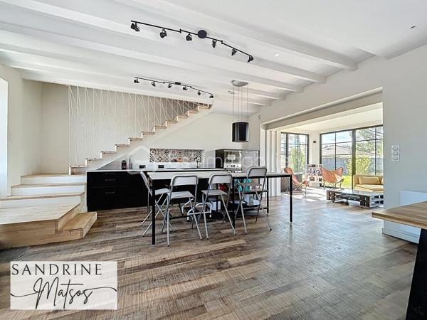 CHAVANOZ – Maison familiale 4 chambres + bureau, rénovée avec goût, 190 m² habitables

Au cœur d’un quartier calme et résidentiel, cette superbe maison d’environ 190 m² habitables (et plus de 240 m² utiles) offre un cadre de vie alliant charme de l’ancien et rénovation moderne.

Dès l’entrée, vous découvrirez une pièce de vie spacieuse et lumineuse de plus de 65 m² comprenant :
- Une cuisine contemporaine équipée avec îlot central,
- Un séjour chaleureux avec poêle à granulés,
- Une extension ouverte sur le jardin, parfaite pour profiter de la lumière toute l’année. 

À l’étage, l’espace nuit propose :
- Deux chambres confortables de 12,5 m² et 14,5 m²,
- Une salle d’eau moderne,
- Un WC indépendant,
- Une suite parentale de 23 m² avec dressing et salle de bains privative (baignoire + douche)

Le dernier niveau offre :
- Un grand bureau ouvert de 35 m² au sol,
- Une quatrième chambre mansardée de 19 m², idéale pour un ado ou une chambre d’amis.

Côté pratique :
- Buanderie / cellier,
- Deux ateliers,
- Cave en sous-sol,
- Cour fermée pouvant accueillir jusqu’à trois véhicules.

À l’extérieur, le jardin clos et paysagé avec portail automatique invite à la détente :
- Terrasse,
- Espace barbecue.

Localisation privilégiée :
À proximité immédiate du groupe scolaire Le Petit Prince / Saint-Exupéry, et à seulement : 5 min des commerces de Tignieu et de la voie rapide de Villette-d’Anthon, 20 min de Lyon Saint-Exupéry, de sa gare TGV et du tramway de Meyzieu, 7 min du futur tram Crémieu–Lyon.

Une maison familiale spacieuse, entièrement rénovée et idéalement située, prête à accueillir votre quotidien.
📞 À visiter sans tarder !