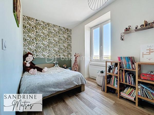 CHAVANOZ – Maison familiale 4 chambres + bureau, rénovée avec goût, 190 m² habitables

Au cœur d’un quartier calme et résidentiel, cette superbe maison d’environ 190 m² habitables (et plus de 240 m² utiles) offre un cadre de vie alliant charme de l’ancien et rénovation moderne.

Dès l’entrée, vous découvrirez une pièce de vie spacieuse et lumineuse de plus de 65 m² comprenant :
- Une cuisine contemporaine équipée avec îlot central,
- Un séjour chaleureux avec poêle à granulés,
- Une extension ouverte sur le jardin, parfaite pour profiter de la lumière toute l’année. 

À l’étage, l’espace nuit propose :
- Deux chambres confortables de 12,5 m² et 14,5 m²,
- Une salle d’eau moderne,
- Un WC indépendant,
- Une suite parentale de 23 m² avec dressing et salle de bains privative (baignoire + douche)

Le dernier niveau offre :
- Un grand bureau ouvert de 35 m² au sol,
- Une quatrième chambre mansardée de 19 m², idéale pour un ado ou une chambre d’amis.

Côté pratique :
- Buanderie / cellier,
- Deux ateliers,
- Cave en sous-sol,
- Cour fermée pouvant accueillir jusqu’à trois véhicules.

À l’extérieur, le jardin clos et paysagé avec portail automatique invite à la détente :
- Terrasse,
- Espace barbecue.

Localisation privilégiée :
À proximité immédiate du groupe scolaire Le Petit Prince / Saint-Exupéry, et à seulement : 5 min des commerces de Tignieu et de la voie rapide de Villette-d’Anthon, 20 min de Lyon Saint-Exupéry, de sa gare TGV et du tramway de Meyzieu, 7 min du futur tram Crémieu–Lyon.

Une maison familiale spacieuse, entièrement rénovée et idéalement située, prête à accueillir votre quotidien.
📞 À visiter sans tarder !