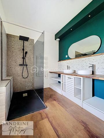 CHAVANOZ – Maison familiale 4 chambres + bureau, rénovée avec goût, 190 m² habitables

Au cœur d’un quartier calme et résidentiel, cette superbe maison d’environ 190 m² habitables (et plus de 240 m² utiles) offre un cadre de vie alliant charme de l’ancien et rénovation moderne.

Dès l’entrée, vous découvrirez une pièce de vie spacieuse et lumineuse de plus de 65 m² comprenant :
- Une cuisine contemporaine équipée avec îlot central,
- Un séjour chaleureux avec poêle à granulés,
- Une extension ouverte sur le jardin, parfaite pour profiter de la lumière toute l’année. 

À l’étage, l’espace nuit propose :
- Deux chambres confortables de 12,5 m² et 14,5 m²,
- Une salle d’eau moderne,
- Un WC indépendant,
- Une suite parentale de 23 m² avec dressing et salle de bains privative (baignoire + douche)

Le dernier niveau offre :
- Un grand bureau ouvert de 35 m² au sol,
- Une quatrième chambre mansardée de 19 m², idéale pour un ado ou une chambre d’amis.

Côté pratique :
- Buanderie / cellier,
- Deux ateliers,
- Cave en sous-sol,
- Cour fermée pouvant accueillir jusqu’à trois véhicules.

À l’extérieur, le jardin clos et paysagé avec portail automatique invite à la détente :
- Terrasse,
- Espace barbecue.

Localisation privilégiée :
À proximité immédiate du groupe scolaire Le Petit Prince / Saint-Exupéry, et à seulement : 5 min des commerces de Tignieu et de la voie rapide de Villette-d’Anthon, 20 min de Lyon Saint-Exupéry, de sa gare TGV et du tramway de Meyzieu, 7 min du futur tram Crémieu–Lyon.

Une maison familiale spacieuse, entièrement rénovée et idéalement située, prête à accueillir votre quotidien.
📞 À visiter sans tarder !
