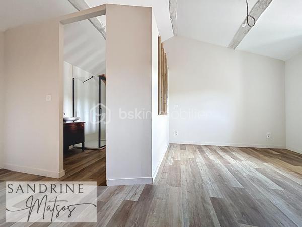 CHAVANOZ – Maison familiale 4 chambres + bureau, rénovée avec goût, 190 m² habitables

Au cœur d’un quartier calme et résidentiel, cette superbe maison d’environ 190 m² habitables (et plus de 240 m² utiles) offre un cadre de vie alliant charme de l’ancien et rénovation moderne.

Dès l’entrée, vous découvrirez une pièce de vie spacieuse et lumineuse de plus de 65 m² comprenant :
- Une cuisine contemporaine équipée avec îlot central,
- Un séjour chaleureux avec poêle à granulés,
- Une extension ouverte sur le jardin, parfaite pour profiter de la lumière toute l’année. 

À l’étage, l’espace nuit propose :
- Deux chambres confortables de 12,5 m² et 14,5 m²,
- Une salle d’eau moderne,
- Un WC indépendant,
- Une suite parentale de 23 m² avec dressing et salle de bains privative (baignoire + douche)

Le dernier niveau offre :
- Un grand bureau ouvert de 35 m² au sol,
- Une quatrième chambre mansardée de 19 m², idéale pour un ado ou une chambre d’amis.

Côté pratique :
- Buanderie / cellier,
- Deux ateliers,
- Cave en sous-sol,
- Cour fermée pouvant accueillir jusqu’à trois véhicules.

À l’extérieur, le jardin clos et paysagé avec portail automatique invite à la détente :
- Terrasse,
- Espace barbecue.

Localisation privilégiée :
À proximité immédiate du groupe scolaire Le Petit Prince / Saint-Exupéry, et à seulement : 5 min des commerces de Tignieu et de la voie rapide de Villette-d’Anthon, 20 min de Lyon Saint-Exupéry, de sa gare TGV et du tramway de Meyzieu, 7 min du futur tram Crémieu–Lyon.

Une maison familiale spacieuse, entièrement rénovée et idéalement située, prête à accueillir votre quotidien.
📞 À visiter sans tarder !