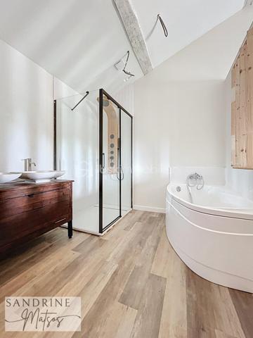 CHAVANOZ – Maison familiale 4 chambres + bureau, rénovée avec goût, 190 m² habitables

Au cœur d’un quartier calme et résidentiel, cette superbe maison d’environ 190 m² habitables (et plus de 240 m² utiles) offre un cadre de vie alliant charme de l’ancien et rénovation moderne.

Dès l’entrée, vous découvrirez une pièce de vie spacieuse et lumineuse de plus de 65 m² comprenant :
- Une cuisine contemporaine équipée avec îlot central,
- Un séjour chaleureux avec poêle à granulés,
- Une extension ouverte sur le jardin, parfaite pour profiter de la lumière toute l’année. 

À l’étage, l’espace nuit propose :
- Deux chambres confortables de 12,5 m² et 14,5 m²,
- Une salle d’eau moderne,
- Un WC indépendant,
- Une suite parentale de 23 m² avec dressing et salle de bains privative (baignoire + douche)

Le dernier niveau offre :
- Un grand bureau ouvert de 35 m² au sol,
- Une quatrième chambre mansardée de 19 m², idéale pour un ado ou une chambre d’amis.

Côté pratique :
- Buanderie / cellier,
- Deux ateliers,
- Cave en sous-sol,
- Cour fermée pouvant accueillir jusqu’à trois véhicules.

À l’extérieur, le jardin clos et paysagé avec portail automatique invite à la détente :
- Terrasse,
- Espace barbecue.

Localisation privilégiée :
À proximité immédiate du groupe scolaire Le Petit Prince / Saint-Exupéry, et à seulement : 5 min des commerces de Tignieu et de la voie rapide de Villette-d’Anthon, 20 min de Lyon Saint-Exupéry, de sa gare TGV et du tramway de Meyzieu, 7 min du futur tram Crémieu–Lyon.

Une maison familiale spacieuse, entièrement rénovée et idéalement située, prête à accueillir votre quotidien.
📞 À visiter sans tarder !