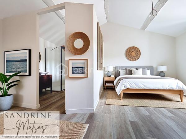 CHAVANOZ – Maison familiale 4 chambres + bureau, rénovée avec goût, 190 m² habitables

Au cœur d’un quartier calme et résidentiel, cette superbe maison d’environ 190 m² habitables (et plus de 240 m² utiles) offre un cadre de vie alliant charme de l’ancien et rénovation moderne.

Dès l’entrée, vous découvrirez une pièce de vie spacieuse et lumineuse de plus de 65 m² comprenant :
- Une cuisine contemporaine équipée avec îlot central,
- Un séjour chaleureux avec poêle à granulés,
- Une extension ouverte sur le jardin, parfaite pour profiter de la lumière toute l’année. 

À l’étage, l’espace nuit propose :
- Deux chambres confortables de 12,5 m² et 14,5 m²,
- Une salle d’eau moderne,
- Un WC indépendant,
- Une suite parentale de 23 m² avec dressing et salle de bains privative (baignoire + douche)

Le dernier niveau offre :
- Un grand bureau ouvert de 35 m² au sol,
- Une quatrième chambre mansardée de 19 m², idéale pour un ado ou une chambre d’amis.

Côté pratique :
- Buanderie / cellier,
- Deux ateliers,
- Cave en sous-sol,
- Cour fermée pouvant accueillir jusqu’à trois véhicules.

À l’extérieur, le jardin clos et paysagé avec portail automatique invite à la détente :
- Terrasse,
- Espace barbecue.

Localisation privilégiée :
À proximité immédiate du groupe scolaire Le Petit Prince / Saint-Exupéry, et à seulement : 5 min des commerces de Tignieu et de la voie rapide de Villette-d’Anthon, 20 min de Lyon Saint-Exupéry, de sa gare TGV et du tramway de Meyzieu, 7 min du futur tram Crémieu–Lyon.

Une maison familiale spacieuse, entièrement rénovée et idéalement située, prête à accueillir votre quotidien.
📞 À visiter sans tarder !