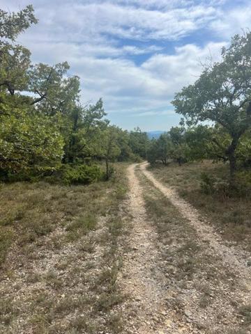 Rare à la vente, terrain de loisir de près de 6 hectares