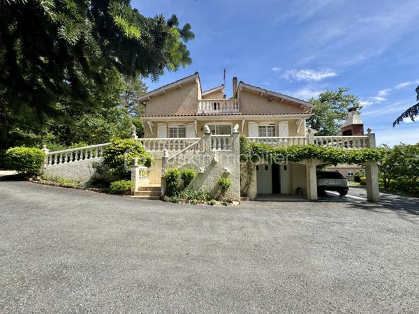 À seulement 5 minutes de la ville, nichée dans un environnement calme et entièrement boisé, ce bien profite d’une situation privilégiée, à la fois apaisante et à proximité immédiate des commodités. Je vous propose cette maison familiale de 160 m² habitables, sur sous-sol complet, implantée dans un parc arboré de 5370 m², offrant une vue dégagée sur la Montagne Noire.

Construite en 1985, cette maison présente une belle pièce de vie avec cuisine ouverte sur salon et séjour, agrémentée d’une grande cheminée centrale, avec accès direct à une véranda fermée de 25m2 exposée sud. À ce niveau, vous trouverez deux chambres de 13 et 15m2 avec placards, une salle de bain, et un WC séparé. Un second salon, plus intimiste et surélevé, complète l'espace principal.

À l’étage, deux chambres mansardées s’ouvrent sur un solarium, avec espace de rangement, le tout modulable offrant diverses possibilités.

Au sous-sol, environ 130 m², comprennent un garage avec cuisine d’été, une salle de bain supplémentaire, des espaces de rangement et une cave.

Le parc de 5370 m², entièrement clôturé, comprend plusieurs abris et dépendances pour véhicules (camping-car, caravane). La piscine sécurisée (10x4) est complétée par une douche, WC, terrasse couverte, barbecues et four à pizza, pour des moments conviviaux et authentiques.

Côté technique : 
-chauffage principal assuré par chaudière sur PAC AIR/EAU.
-Grand Insert redistribuant la chaleur dans plusieurs espaces. 
-Quatre unités de climatisation par PAC équipent la pièce de vie et une chambre. 
-Assainissement autonome par fosse septique.

Les commodités sont à proximité, permettant un accès rapide à la zone commerciale du Siala, au centre-ville, ainsi qu’à l’ensemble des établissements scolaires, infrastructures médicales, et tous commerces nécessaires au quotidien.

N’hésitez pas à me contacter pour organiser la visite de ce bien, qui mérite vraiment votre attention et ne demande qu’à être découvert.
L’organisation des visites se fait au : 06.51.97.28.57