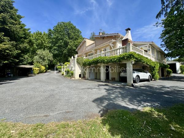 À seulement 5 minutes de la ville, nichée dans un environnement calme et entièrement boisé, ce bien profite d’une situation privilégiée, à la fois apaisante et à proximité immédiate des commodités. Je vous propose cette maison familiale de 160 m² habitables, sur sous-sol complet, implantée dans un parc arboré de 5370 m², offrant une vue dégagée sur la Montagne Noire.

Construite en 1985, cette maison présente une belle pièce de vie avec cuisine ouverte sur salon et séjour, agrémentée d’une grande cheminée centrale, avec accès direct à une véranda fermée de 25m2 exposée sud. À ce niveau, vous trouverez deux chambres de 13 et 15m2 avec placards, une salle de bain, et un WC séparé. Un second salon, plus intimiste et surélevé, complète l'espace principal.

À l’étage, deux chambres mansardées s’ouvrent sur un solarium, avec espace de rangement, le tout modulable offrant diverses possibilités.

Au sous-sol, environ 130 m², comprennent un garage avec cuisine d’été, une salle de bain supplémentaire, des espaces de rangement et une cave.

Le parc de 5370 m², entièrement clôturé, comprend plusieurs abris et dépendances pour véhicules (camping-car, caravane). La piscine sécurisée (10x4) est complétée par une douche, WC, terrasse couverte, barbecues et four à pizza, pour des moments conviviaux et authentiques.

Côté technique : 
-chauffage principal assuré par chaudière sur PAC AIR/EAU.
-Grand Insert redistribuant la chaleur dans plusieurs espaces. 
-Quatre unités de climatisation par PAC équipent la pièce de vie et une chambre. 
-Assainissement autonome par fosse septique.

Les commodités sont à proximité, permettant un accès rapide à la zone commerciale du Siala, au centre-ville, ainsi qu’à l’ensemble des établissements scolaires, infrastructures médicales, et tous commerces nécessaires au quotidien.

N’hésitez pas à me contacter pour organiser la visite de ce bien, qui mérite vraiment votre attention et ne demande qu’à être découvert.
L’organisation des visites se fait au : 06.51.97.28.57