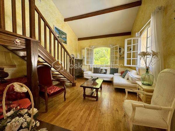À seulement 5 minutes de la ville, nichée dans un environnement calme et entièrement boisé, ce bien profite d’une situation privilégiée, à la fois apaisante et à proximité immédiate des commodités. Je vous propose cette maison familiale de 160 m² habitables, sur sous-sol complet, implantée dans un parc arboré de 5370 m², offrant une vue dégagée sur la Montagne Noire.

Construite en 1985, cette maison présente une belle pièce de vie avec cuisine ouverte sur salon et séjour, agrémentée d’une grande cheminée centrale, avec accès direct à une véranda fermée de 25m2 exposée sud. À ce niveau, vous trouverez deux chambres de 13 et 15m2 avec placards, une salle de bain, et un WC séparé. Un second salon, plus intimiste et surélevé, complète l'espace principal.

À l’étage, deux chambres mansardées s’ouvrent sur un solarium, avec espace de rangement, le tout modulable offrant diverses possibilités.

Au sous-sol, environ 130 m², comprennent un garage avec cuisine d’été, une salle de bain supplémentaire, des espaces de rangement et une cave.

Le parc de 5370 m², entièrement clôturé, comprend plusieurs abris et dépendances pour véhicules (camping-car, caravane). La piscine sécurisée (10x4) est complétée par une douche, WC, terrasse couverte, barbecues et four à pizza, pour des moments conviviaux et authentiques.

Côté technique : 
-chauffage principal assuré par chaudière sur PAC AIR/EAU.
-Grand Insert redistribuant la chaleur dans plusieurs espaces. 
-Quatre unités de climatisation par PAC équipent la pièce de vie et une chambre. 
-Assainissement autonome par fosse septique.

Les commodités sont à proximité, permettant un accès rapide à la zone commerciale du Siala, au centre-ville, ainsi qu’à l’ensemble des établissements scolaires, infrastructures médicales, et tous commerces nécessaires au quotidien.

N’hésitez pas à me contacter pour organiser la visite de ce bien, qui mérite vraiment votre attention et ne demande qu’à être découvert.
L’organisation des visites se fait au : 06.51.97.28.57