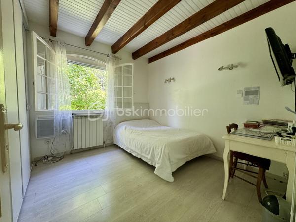 À seulement 5 minutes de la ville, nichée dans un environnement calme et entièrement boisé, ce bien profite d’une situation privilégiée, à la fois apaisante et à proximité immédiate des commodités. Je vous propose cette maison familiale de 160 m² habitables, sur sous-sol complet, implantée dans un parc arboré de 5370 m², offrant une vue dégagée sur la Montagne Noire.

Construite en 1985, cette maison présente une belle pièce de vie avec cuisine ouverte sur salon et séjour, agrémentée d’une grande cheminée centrale, avec accès direct à une véranda fermée de 25m2 exposée sud. À ce niveau, vous trouverez deux chambres de 13 et 15m2 avec placards, une salle de bain, et un WC séparé. Un second salon, plus intimiste et surélevé, complète l'espace principal.

À l’étage, deux chambres mansardées s’ouvrent sur un solarium, avec espace de rangement, le tout modulable offrant diverses possibilités.

Au sous-sol, environ 130 m², comprennent un garage avec cuisine d’été, une salle de bain supplémentaire, des espaces de rangement et une cave.

Le parc de 5370 m², entièrement clôturé, comprend plusieurs abris et dépendances pour véhicules (camping-car, caravane). La piscine sécurisée (10x4) est complétée par une douche, WC, terrasse couverte, barbecues et four à pizza, pour des moments conviviaux et authentiques.

Côté technique : 
-chauffage principal assuré par chaudière sur PAC AIR/EAU.
-Grand Insert redistribuant la chaleur dans plusieurs espaces. 
-Quatre unités de climatisation par PAC équipent la pièce de vie et une chambre. 
-Assainissement autonome par fosse septique.

Les commodités sont à proximité, permettant un accès rapide à la zone commerciale du Siala, au centre-ville, ainsi qu’à l’ensemble des établissements scolaires, infrastructures médicales, et tous commerces nécessaires au quotidien.

N’hésitez pas à me contacter pour organiser la visite de ce bien, qui mérite vraiment votre attention et ne demande qu’à être découvert.
L’organisation des visites se fait au : 06.51.97.28.57