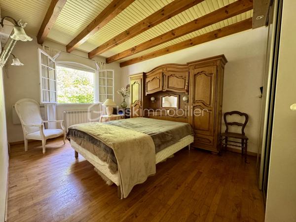 À seulement 5 minutes de la ville, nichée dans un environnement calme et entièrement boisé, ce bien profite d’une situation privilégiée, à la fois apaisante et à proximité immédiate des commodités. Je vous propose cette maison familiale de 160 m² habitables, sur sous-sol complet, implantée dans un parc arboré de 5370 m², offrant une vue dégagée sur la Montagne Noire.

Construite en 1985, cette maison présente une belle pièce de vie avec cuisine ouverte sur salon et séjour, agrémentée d’une grande cheminée centrale, avec accès direct à une véranda fermée de 25m2 exposée sud. À ce niveau, vous trouverez deux chambres de 13 et 15m2 avec placards, une salle de bain, et un WC séparé. Un second salon, plus intimiste et surélevé, complète l'espace principal.

À l’étage, deux chambres mansardées s’ouvrent sur un solarium, avec espace de rangement, le tout modulable offrant diverses possibilités.

Au sous-sol, environ 130 m², comprennent un garage avec cuisine d’été, une salle de bain supplémentaire, des espaces de rangement et une cave.

Le parc de 5370 m², entièrement clôturé, comprend plusieurs abris et dépendances pour véhicules (camping-car, caravane). La piscine sécurisée (10x4) est complétée par une douche, WC, terrasse couverte, barbecues et four à pizza, pour des moments conviviaux et authentiques.

Côté technique : 
-chauffage principal assuré par chaudière sur PAC AIR/EAU.
-Grand Insert redistribuant la chaleur dans plusieurs espaces. 
-Quatre unités de climatisation par PAC équipent la pièce de vie et une chambre. 
-Assainissement autonome par fosse septique.

Les commodités sont à proximité, permettant un accès rapide à la zone commerciale du Siala, au centre-ville, ainsi qu’à l’ensemble des établissements scolaires, infrastructures médicales, et tous commerces nécessaires au quotidien.

N’hésitez pas à me contacter pour organiser la visite de ce bien, qui mérite vraiment votre attention et ne demande qu’à être découvert.
L’organisation des visites se fait au : 06.51.97.28.57